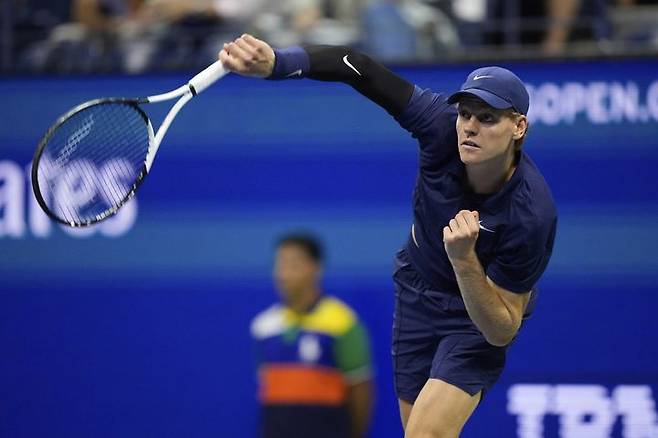 [뉴욕=AP/뉴시스] 얀니크 신네르(1위·이탈리아)가 5일(현지 시간) 미국 뉴욕의 빌리진킹 내셔널 테니스 센터에서 열린 US 오픈 남자 단식 4강전에서 펠릭스 오제 알리아심(27위·캐나다)과 경기하고 있다. 2연패를 노리는 신네르가 3-1(6-1 3-6 6-3 6-4)으로 승리하고 결승에 올라 카를로스 알카라스(2위·스페인)와 우승을 다툰다. 2025.09.06.