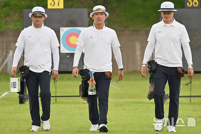 [광주=뉴시스] 이영주 기자 = 6일 오후 광주 남구 광주국제양궁장에서 열린 광주2025현대세계양궁선수권대회 컴파운드 남자 단체전 16강, 대한민국 양궁 컴파운드 남자 국가대표팀(왼쪽부터 최은규·김종호·최용희)이 1세트를 마친 뒤 화살을 수거해오며 대화하고 있다. 2025.09.06. leeyj2578@newsis.com