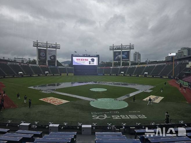 [서울=뉴시스] 김희준 기자 = 17일 잠실구장에서 열릴 예정이던 롯데 자이언츠와 LG 트윈스의 경기는 그라운드 사정으로 취소됐다. 2025.07.17jinxijun@newsis.com