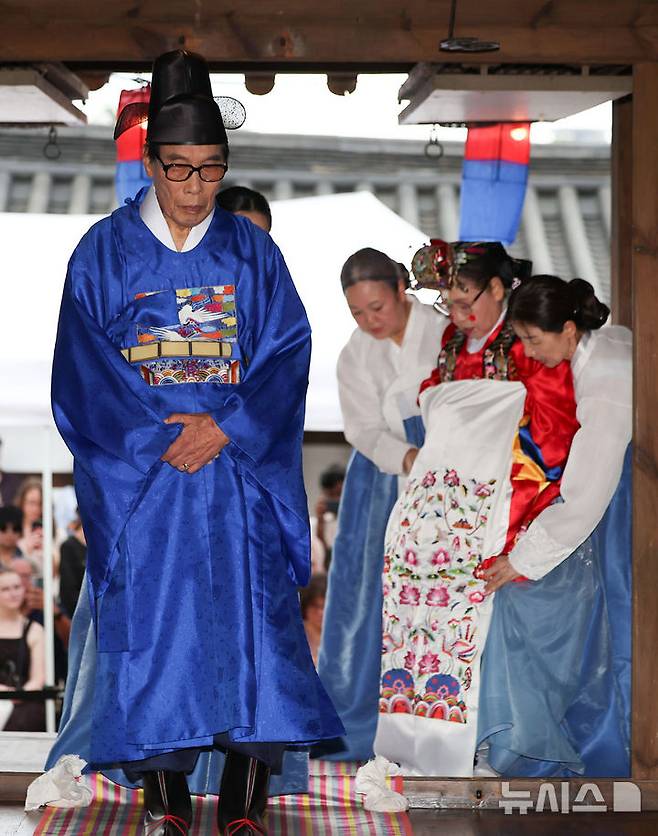 [서울=뉴시스] 김선웅 기자 = 6일 서울 중구 남산골한옥마을 관훈동 민씨가옥에서 신랑 김홍, 신부 류숙하 부부의 혼인 62주년 회혼례 잔치가 열리고 있다. 이날 열린 남산골 회혼례 '백년해로'는 김홍 신랑과 독립운동가 유우국 애국지사의 손녀 류숙하 신부의 혼인 62주년 및 광복 80주년을 맞아 실제 회혼례로 진행됐다. 2025.09.06. mangusta@newsis.com