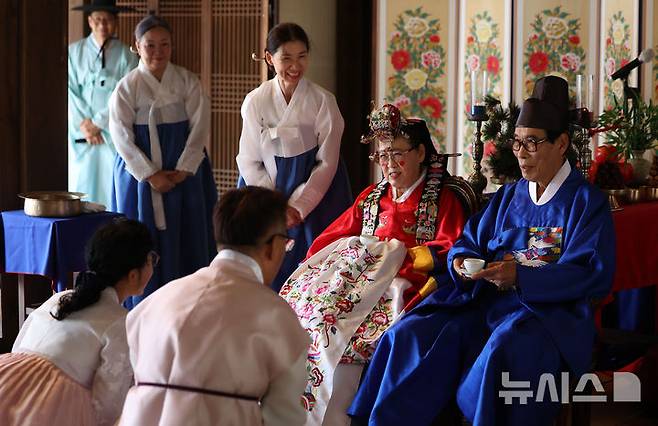 [서울=뉴시스] 김선웅 기자 = 6일 서울 중구 남산골한옥마을 관훈동 민씨가옥에서 신랑 김홍, 신부 류숙하 부부의 혼인 62주년 회혼례 잔치가 열려 부부가 자손들로부터 장수를 비는 술잔을 받는 의례인 '헌수'가 진행되고 있다. 이날 열린 남산골 회혼례 '백년해로'는 김홍 신랑과 독립운동가 유우국 애국지사의 손녀 류숙하 신부의 혼인 62주년 및 광복 80주년을 맞아 실제 회혼례로 진행됐다. 2025.09.06. mangusta@newsis.com