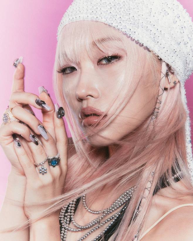 혜윤은 서울에서 안무가로 활동하던 20대 초반 글로벌 그룹 오디션에 참가해 미국을 기반으로 '나우 유나이티드'라는 혼성 그룹으로 활동했다. 유니버설 뮤직 제공