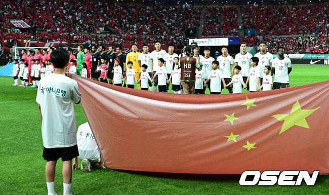 [OSEN=서울월드컵경기장, 지형준 기자] 중국이 예고했던 놀랄 일은 없었다. 한국이 무난하게 중국을 잡아내며 '공한증' 역사를 이어갔다.김도훈 임시 감독이 이끄는 대한민국 축구대표팀은 11일 오후 8시 서울월드컵경기장에서 열린 2026 국제축구연맹(FIFA) 북중미 월드컵 아시아 2차 예선 C조 6차전에서 중국을 1-0으로 꺾었다.이날 승리로 한국은 위르겐 클린스만 감독, 황선홍 감독, 김도훈 감독 등 세 명의 감독으로 2차 예선을 치루면서 승점 16(5승 1무)라는 성적으로 조 1위를 확정했다. 또한 3차 예선에서 아시아 랭킹 3위로 일본, 이란에 이어서 톱시드 자리를 확보하는데 성공했다.중국 선수들이 국민의례를 하고 있다. 2024.06.11 / jpnews@osen.co.kr