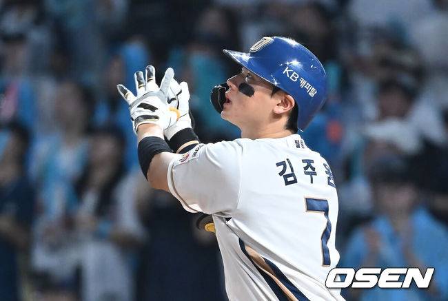 [OSEN=창원, 이석우 기자] 21일 창원NC파크에서 2025 신한 SOL 뱅크 KBO 리그 NC 다이노스와 삼성 라이온즈의 경기가 열렸다. 홈팀 NC는 로건이, 방문팀 삼성은 가라비토가 선발 출전했다. NC 다이노스 김주원이 7회초 2사 1루 우중월 역전 2점 홈런을 치고 있다. 2025.08.21 / foto0307@osen.co.kr