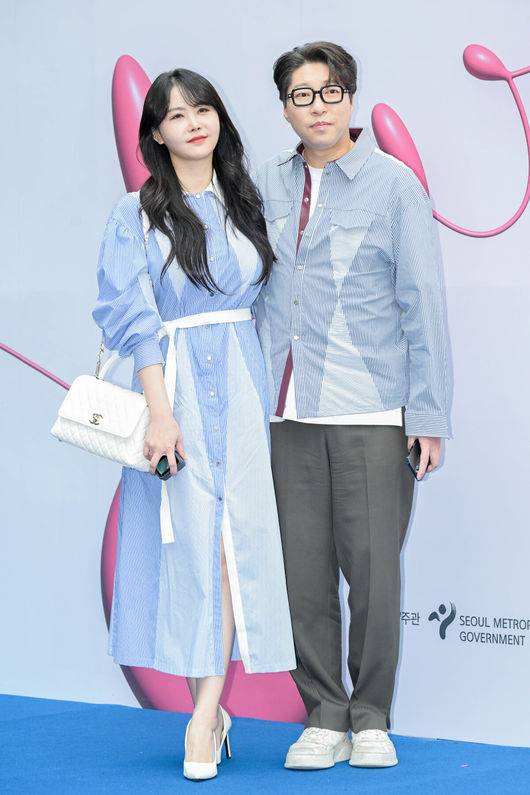 [OSEN=조은정 기자]&nbsp;15일 서울 중구 동대문디자인플라자(DDP)에서 2023&nbsp;F/W&nbsp;서울패션위크 ‘라이’ 컬렉션 포토콜 행사가 열렸다.크리에이터 윰댕, 대도서관 부부가 포즈를 취하고 있다. 2023.03.15 /cej@osen.co.kr