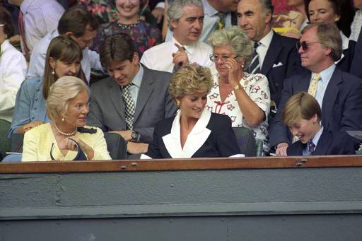 1994년 영국 런던에서 열린 윔블던 테니스 경기를 관람하는 켄트 공작 부인 캐서린(앞줄 왼쪽). 그 옆으로 찰스 3세 현 영국 국왕의 전 부인 다이애나 비와 윌리엄 왕자(현 영국 왕세자)의 모습도 보인다. AP연합뉴스