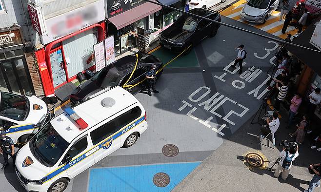 지난 3일 서울 관악구 신림동 한 상점에서 칼부림 사건이 발생, 경찰이 현장을 통제하고 있다. 연합뉴스