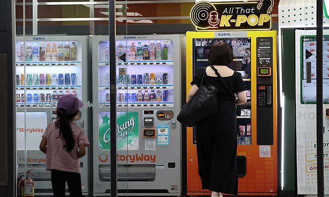 서울역 공항철도 환승통로엔 K-POP CD와 굿즈를 파는 자판기가 설치돼 있다. 한국을 찾은 관광객들이 호기심에 한 번씩 들여다본다. 기념촬영은 덤이다.