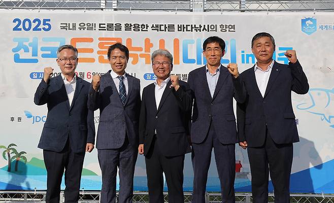6일 제주 서귀포시 안덕면 사계해변에서 제주도와 세계일보가 공동 주최한 전국드론낚시대회 인 제주에서 주요 참석자들이 기념촬영을 하고 있다. (왼쪽부터)진명기 제주도 행정부지사, 박찬준 세계일보 상무, 이상봉 제주도의회 의장, 박상춘 제주지방해양경찰청장, 문대준 모슬포수협 조합장.