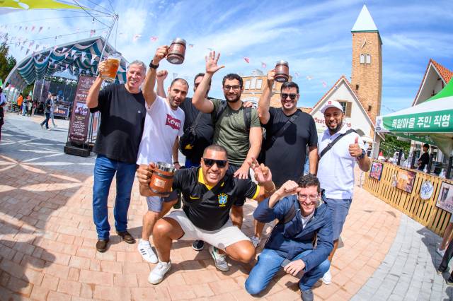 지난해 맥주축제를 즐기는 해외 관광객 모습. 사진 제공=남해군