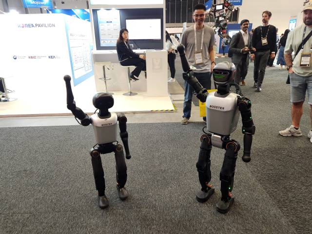 중국의 로봇 기업 부스터로보틱스가 IFA 2025에서 교육용 휴머노이드 로봇을 선보이고 있다. 노우리 기자