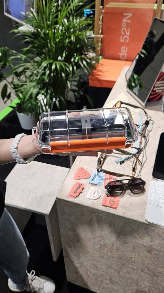 대만 출신 창업자가 설립한 스마트글래스 기업 래티튜드52N가 개발한 스마트안경 충전 케이스.래티튜드52N은 6개 모델을 출시했고 12월 첫 제품을 고객들에게 배송할 예정이다.베를린=허진 기자