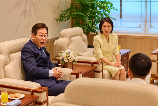 대통령실은 이재명 대통령과 김혜경 여사가 지난 4일 서울 용산 대통령실에서 어린이 초청행사에 참여한 어린이들과 이야기하는 모습을 5일 SNS에 공개했다. 사진=이 대통령 SNS