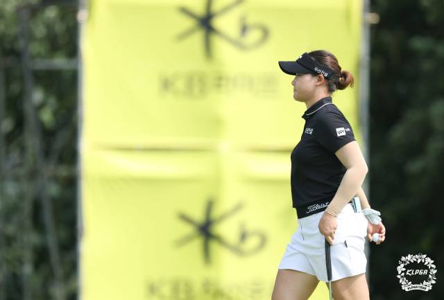 퍼팅을 마치고 이동하고 있는 김민솔. 사진 제공=KLPGA