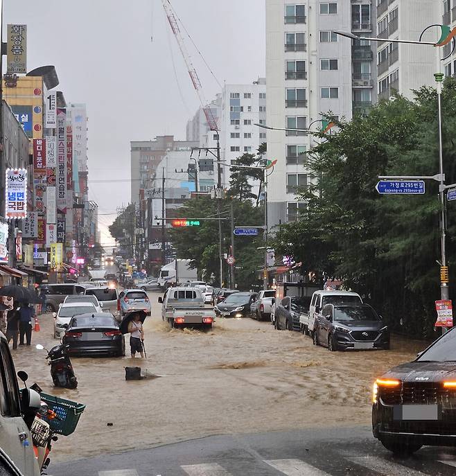 수도권에 많은 비가 내린 8월13일 인천 서구 강남시장 앞 도로가 침수돼 있다. ⓒ독자제공