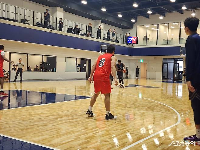 현대모비스는 5일 일본 나가사키 해피니스 아레나 보조 경기장에서 열린 나가사키와 연습경기에서 70-72로 석패했다. 그러나 양동근 감독은 만족하지 않고, 팀이 나아갈 방향을 짚었다. 나가사키(일본)｜박정현 기자 pjh60800@donga.com