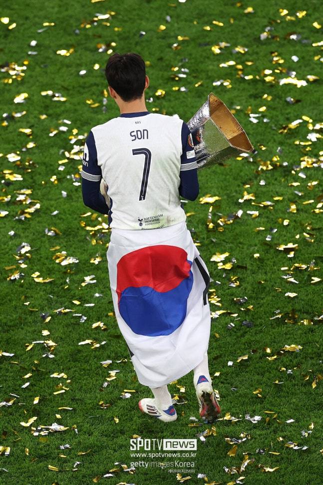 ▲ 2015년 토트넘에 입단한 손흥민은 10년 동안 454경기에서 173골 101도움을 기록하며 클럽 역사에 남을 발자취를 남겼다. 그는 프리미어리그 아시아 선수 최다 골 기록을 경신했고, 주장으로서 팀을 이끌며 유로파리그, EFL컵, 리그컵 결승 등 굵직한 무대에 섰다.