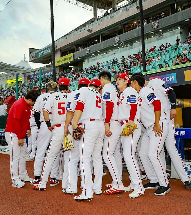 ▲ 시즌 전 프리뷰에서 고전했던 SSG는 팀의 힘으로 끈질기게 버틴 끝에 이제 가을을 향한 마지막 구간에 들어섰다 ⓒSSG랜더스