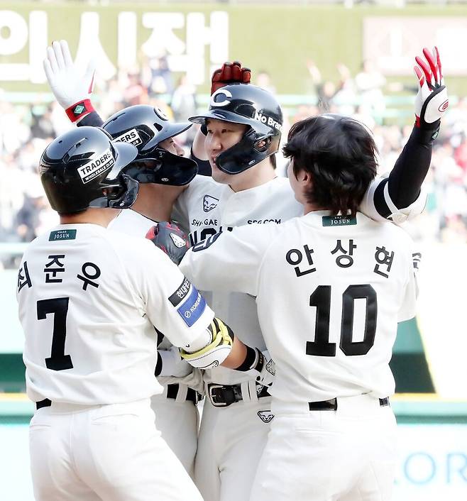 ▲ 선후배 사이에 지킬 선을 뚜렷하게 지키되, 그 외에는 자유롭게 대화를 이어 가는 문화는 SSG의 고유 DNA다 ⓒSSG랜더스