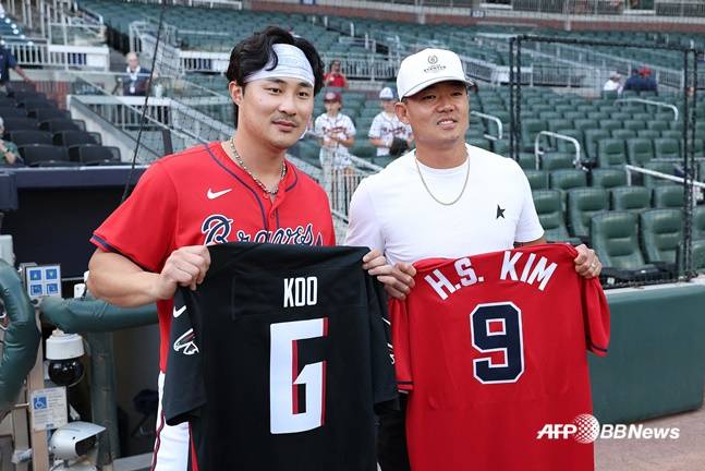 김하성(왼쪽)과 구영회가 기념촬영을 하고 있다. /AFPBBNews=뉴스1