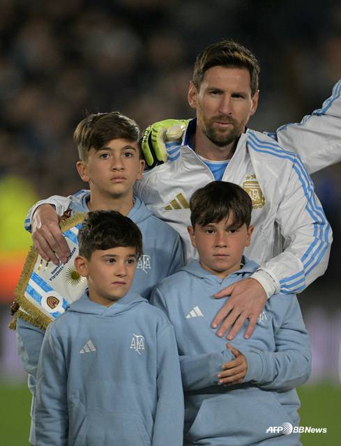 리오넬 메시(오른쪽 위)가 세 아들과 함께 경기장에 들어섰다. /AFPBBNews=뉴스1