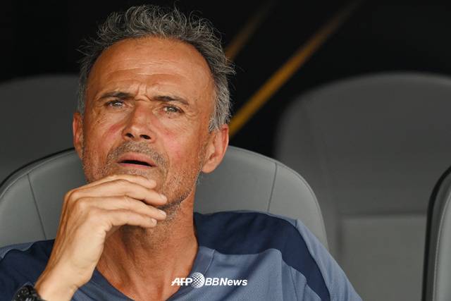 경기를 지켜보는 루이스 엔리케 감독. /AFPBBNews=뉴스1