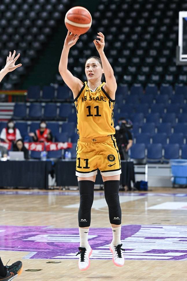 KB스타즈 강이슬이 후지쯔와 4강전에 나서고 있다. /사진=WKBL 제공