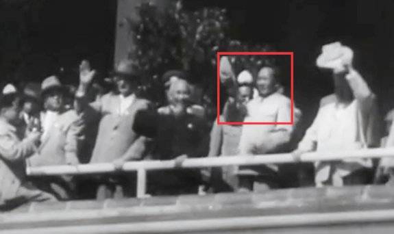 1959년 10월 1일 신중국 건국 10주년을 기념해 열린 열병식. 상자 안 인물이 마오쩌둥 당시 중국 국가주석이며, 왼쪽에서 두 번째가 김일성 북한 주석, 맨 오른쪽이 니키타 흐루쇼프 소련 공산당 서기장이다. 뉴스1