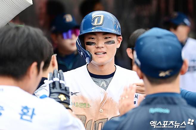 31일 오후 경상남도 창원NC파크에서 열린 '2025 신한 SOL Bank KBO리그' 한화 이글스와 NC 다이노스의 경기, 5회말 무사 1,3루 NC 데이비슨의 1타점 희생플라이 때 3루주자 김주원이 득점을 올린 뒤 더그아웃에서 동료들과 하이파이브를 나누고 있다. 엑스포츠뉴스 DB