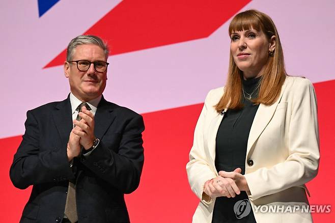 지난해 9월 노동당 전당대회에서 스타머 총리(왼쪽)와 레이너 부총리 [AFP 연합뉴스 자료사진 재판매 및 DB 금지]