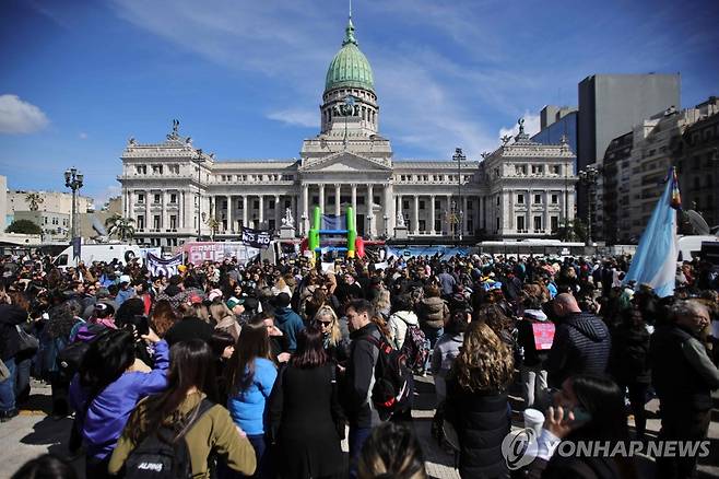아르헨티나 국회 앞에서 시위하는 시민들 (부에노스아이레스=AFP 연합뉴스) 4일(현지시간) 아르헨티나 국회 밖에서 시위자들이 모여 상원이 장애인 보호·복지 법안에 대한 대통령의 거부권을 기각하는 투표 결과를 기다리고 있다. 이미 지난 8월 하원에서 기각한 대통령 거부권은 이날 63대 7로 상원에서도 최종 기각되어 하비에르 밀레이 정부의 '전기톱' 정책에 정치적 타격을 줬다. 2025.9.6