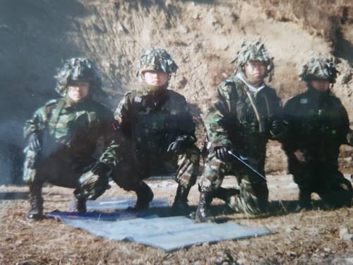 전술 훈련 중 참모들과 토의하는 대대장 시절 전인범(오른쪽에서 두 번째)  [본인 제공]