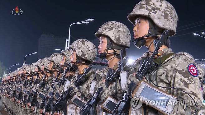 사열하는 북한 여군들 [조선중앙TV 화면]