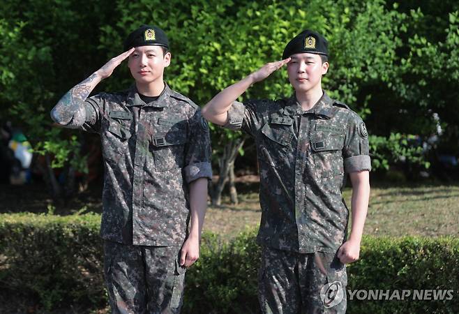 BTS 지민·정국 '전역을 명 받았습니다' 육군 현역 복무를 마치고 만기 전역한 그룹 방탄소년단(BTS)의 지민과 정국이 2025년 6월11일 경기도 연천군 연천공설운동장에서 취재진과 팬들을 향해 거수경례하고 있다. 
[류효림 기자 촬영]