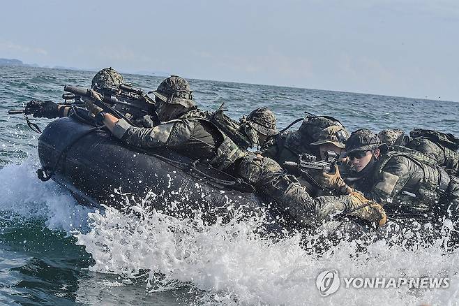특전사 해상침투훈련  육군 특수전사령부는 2025년 8월 25일부터 27일까지 태안 안면도에서 '한미연합 해상침투훈련'을 실시했다고 밝혔다. 사진은 헬기에서 낙하한 특전대원들이 고무보트를 이용해 접안지역으로 접근하는 모습.
[육군 제공 사진]