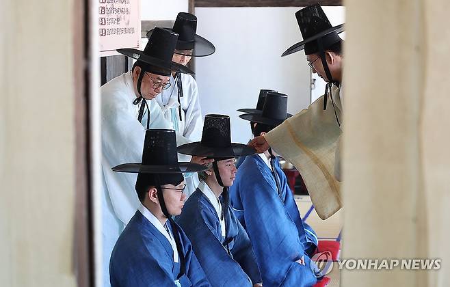 갓 쓰고 어른 됐어요 (경산=연합뉴스) 윤관식 기자 = 지난 5월 14일 경북 경산시 영남대학교 민속촌 구계서원에서 열린 관례·계례 행사에서 외국인 유학생들이 한국 전통 성년식을 치르고 있다. 2025.9.6 psik@yna.co.kr