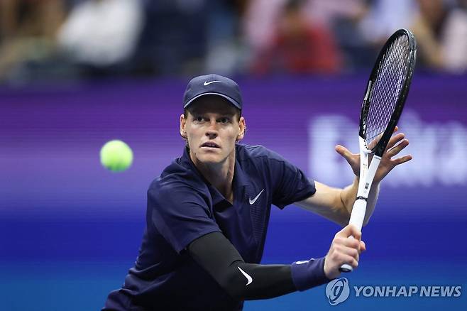 리턴하는 신네르 [AFP=연합뉴스]