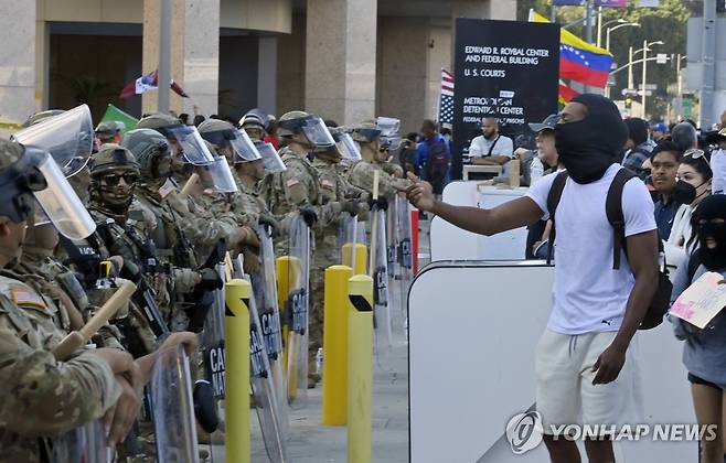 시위대와 대치중인 캘리포니아 주방위군 [UPI=연합뉴스 자료사진. 재판매 및 DB 금지]