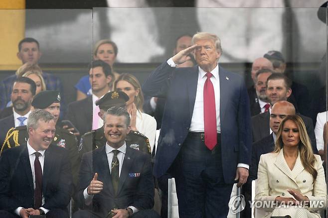 '생일' 열병식에서 군인에 경례하는 트럼프 [AP=연합뉴스 자료사진. 재판매 및 DB 금지]
