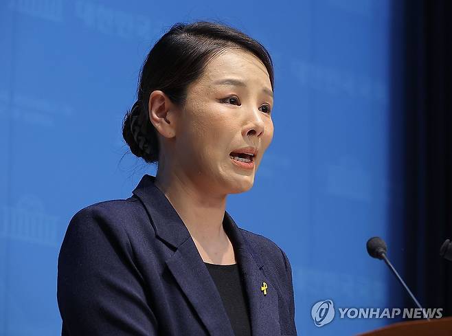 조국혁신당 강미정 대변인, 당내 성비위 의혹 밝히며 탈당 (서울=연합뉴스) 류영석 기자 = 조국혁신당 강미정 대변인이 4일 서울 여의도 국회 소통관에서 당내 성비위 의혹과 관련한 탈당 기자회견을 하고 있다. 2025.9.4 ondol@yna.co.kr