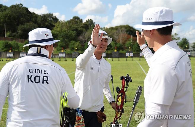서로 격려하는 한국 선수들 (광주=연합뉴스) 김성민 기자 = 6일 광주 남구 광주국제양궁장에서 열린 2025 세계양궁선수권대회 컴파운드 남자 단체 8강에서 선수들이 서로를 격려하고 있다. 왼쪽부터 최은규, 김종호, 최용희. 2025.9.6 ksm7976@yna.co.kr