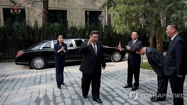 딸 주애와 중국주재 북한 대사관 방문한 김정은 (서울=연합뉴스) 북한 조선중앙TV는 6일 김정은 국무위원장의 지난 2~4일 중국 방문을 담은 기록영화를 방영했다. 딸 주애와 함께 중국 주재 북한대사관을 방문한 김 위원장이 대사관 직원들과 인사를 나누고 있다. [조선중앙TV 화면] 2025.9.6 
    [국내에서만 사용가능. 재배포 금지. For Use Only in the Republic of Korea. No Redistribution] nkphoto@yna.co.kr