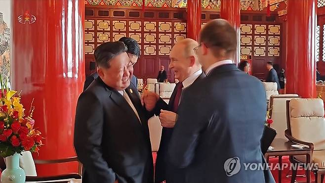 파안대소하는 김정은-푸틴 (서울=연합뉴스) 북한 조선중앙TV는 6일 김정은 국무위원장의 지난 2~4일 중국 방문을 담은 기록영화를 방영했다. 사진은 중앙TV가 공개한 김정은 위원장과 블라디미르 푸틴 러시아 대통령이 열병식 행사가 끝난후 만나서 대화하는 도중 파안대소하는 모습.[조선중앙TV 화면] 2025.9.6 
    [국내에서만 사용가능. 재배포 금지. For Use Only in the Republic of Korea. No Redistribution] nkphoto@yna.co.kr