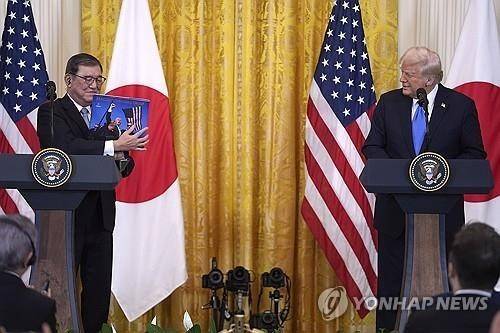트럼프 미국 대통령과 이시바 일본 총리 (워싱턴 AP=연합뉴스) 트럼프 미국 대통령과 이시바 시게루 일본 총리가 지난 2월 7일(현지시간) 백악관에서 회담한 뒤 기자회견에서 발언하고 있다. 2025.2.7