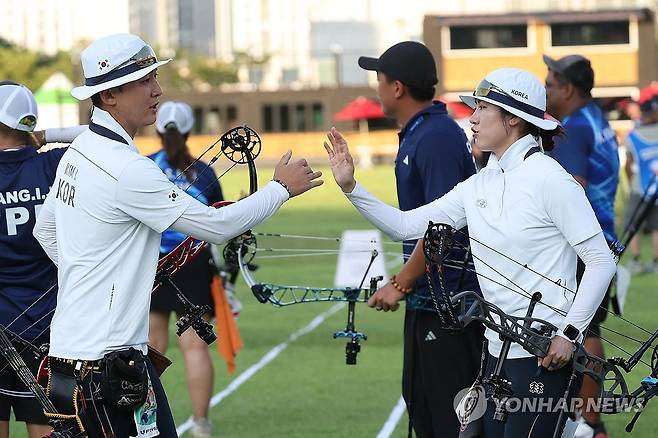 하이파이브하는 김종호와 소채원 (광주=연합뉴스) 김성민 기자 = 6일 광주 남구 광주국제양궁장에서 열린 2025 세계양궁선수권대회 컴파운드 혼성 단체 8강에서 김종호와 소채원이 하이파이브하고 있다. 2025.9.6 ksm7976@yna.co.kr