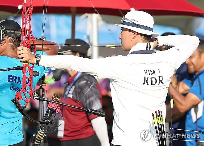 김종호 '8강으로 가자' (광주=연합뉴스) 김성민 기자 = 6일 광주 남구 광주국제양궁장에서 열린 2025 세계양궁선수권대회 컴파운드 혼성 단체 16강에서 김종호가 화살을 쏘고 있다.  2025.9.6 ksm7976@yna.co.kr