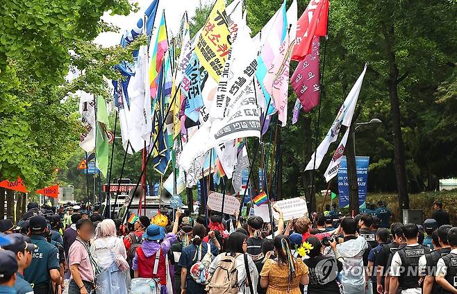 인천퀴어문화축제, 행진하는 참가자들 (인천=연합뉴스) 임순석 기자 = 6일 오후 인천 남동구 인천시청 앞 애뜰광장에서 열린 제8회 인천퀴어문화축제 참가자들이 행사를 마친 뒤 행진하고 있다. 2025.9.6 soonseok02@yna.co.kr