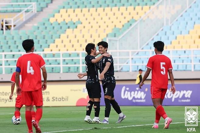 한국 대표팀 조상혁(오른쪽)이 득점을 터뜨린 뒤 황도윤과 기뻐하고 있다.  [대한축구협회 제공. 재판매 및 DB 금지]