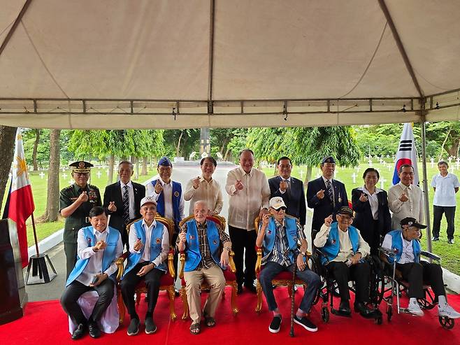필리핀군 한국전 참전 75주년 기념행사 개최 (마닐라=연합뉴스) 6일(현지시간) 필리핀 마닐라 영웅국립묘지 내 한국전 참전기념비에서 열린 필리핀군 한국전 참전 75주년 기념행사에 참석한 길베트로 테오도로 필리핀 국방부 장관(뒷줄 왼쪽에서 5번째)과 이상화 주필리핀 한국대사(뒷줄 왼쪽에서 4번째) 등이 기념사진을 촬영하고 있다.
[주필리핀 한국대사관 제공. 재판매 및 DB 금지]
