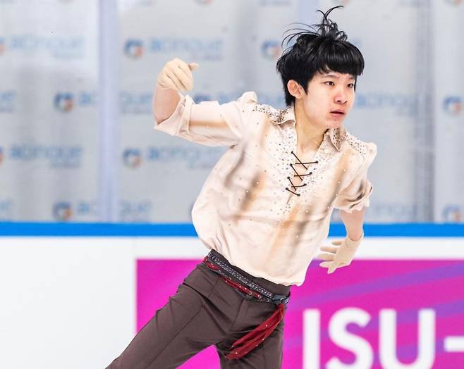 연기 펼치는 최하빈 최하빈이 6일(한국시간) 이탈리아 바레세 아친퀘 아이스 아레나에서 열린 2025-2026 ISU(국제빙상경기연맹) 피겨스케이팅 주니어 그랑프리 3차 대회 남자 싱글 프리스케이팅에서 연기를 펼치고 있다. [국제빙상경기연맹 소셜 미디어 캡처. 재배포 및 DB 금지]